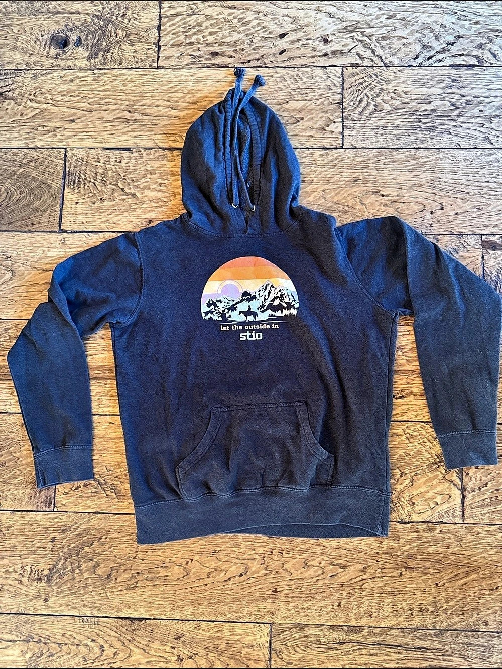 Stio Graphic Pullover Hoodie in Dark Grey